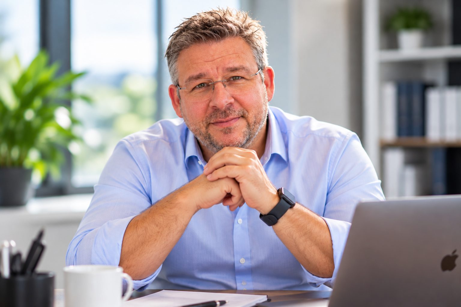 Kay Bröder, Karriereberater bei fast forward Karriereberatung, am Schreibtisch